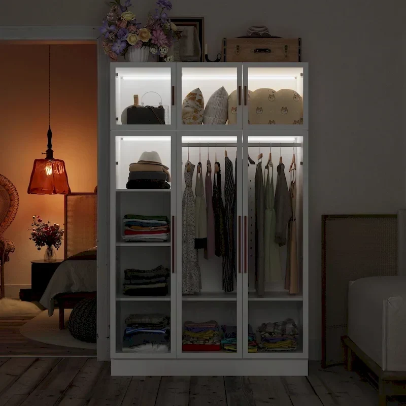 Armoire de rangement avec éclairage LED et portes entièrement vitrées, style dressing.