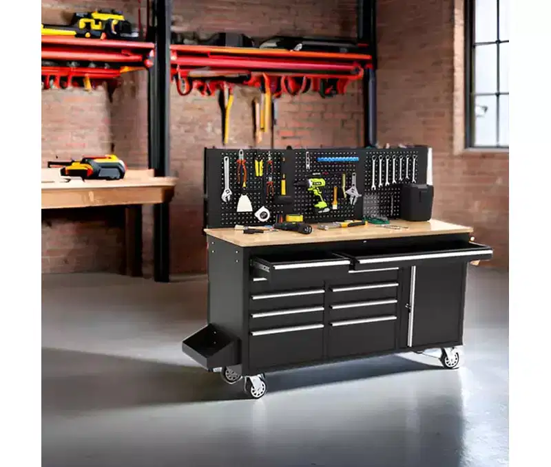 Coffre à outils roulant de 155 cm (61 po) avec 10 tiroirs et établi intégré, multiprise, plateau en bois d'hévéa massif, capacité de charge de 760 kg (1 675 lb), robuste et mobile.