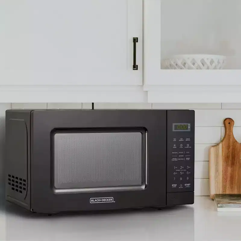 Black and Decker 0.7 Cu Ft LED Digital Microwave Oven with Child Safety Lock