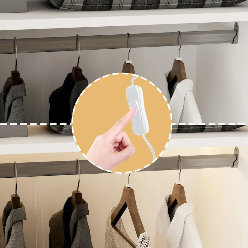 Armoire de rangement avec éclairage LED et portes entièrement vitrées, style dressing.