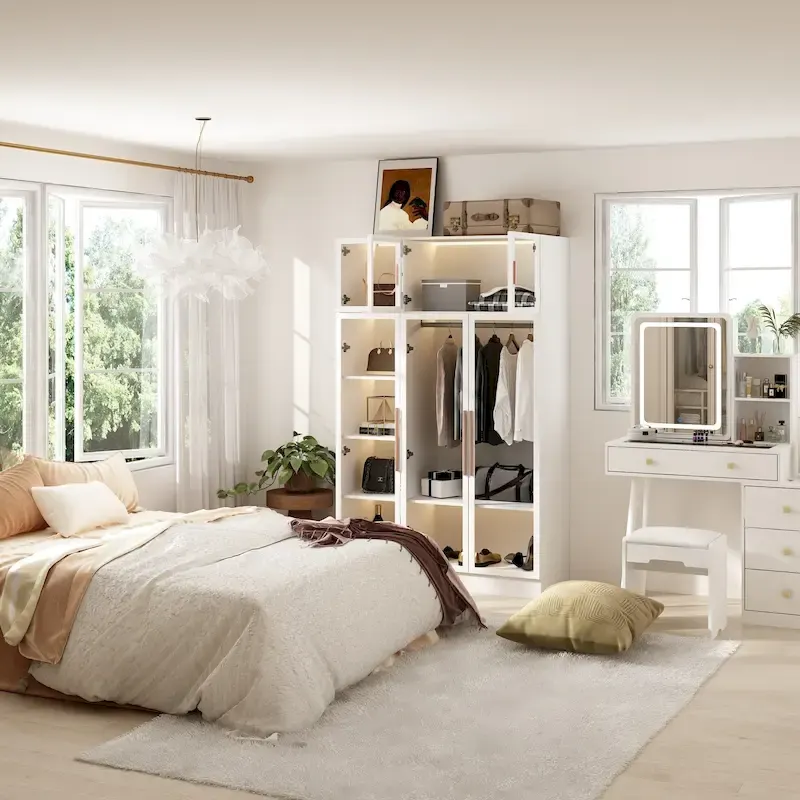 Armoire de rangement avec éclairage LED et portes entièrement vitrées, style dressing.