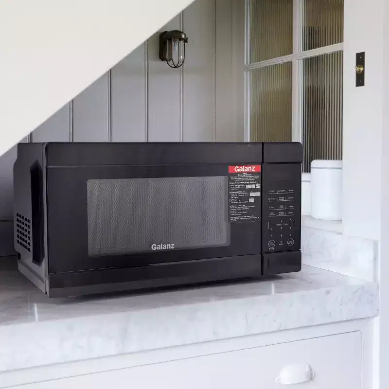 Galanz 0.9 Cu Ft. 900 Watt Counter Top Microwave Oven in Black