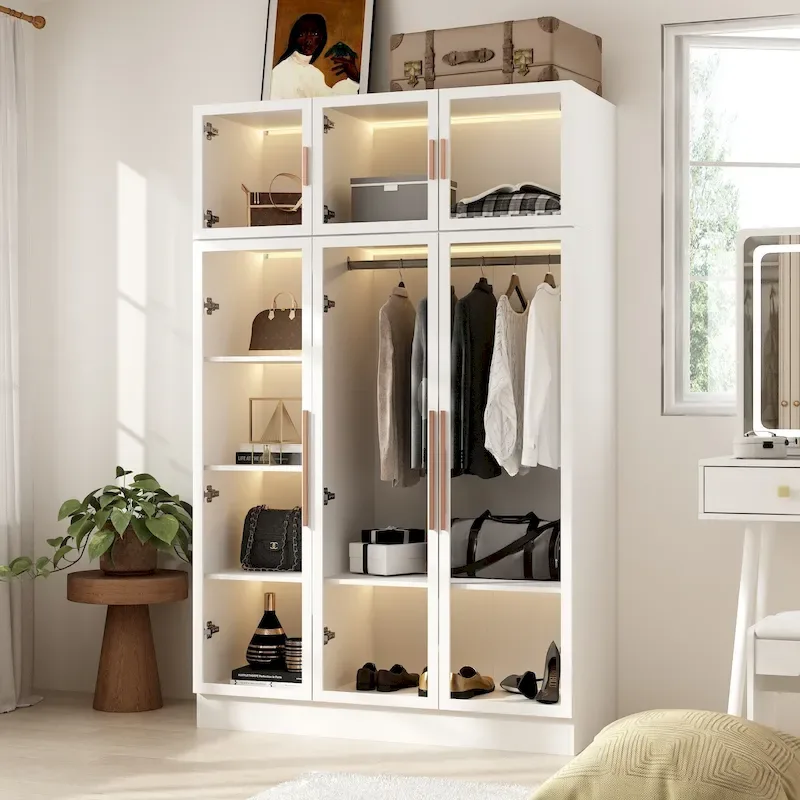 Armoire de rangement avec éclairage LED et portes entièrement vitrées, style dressing.