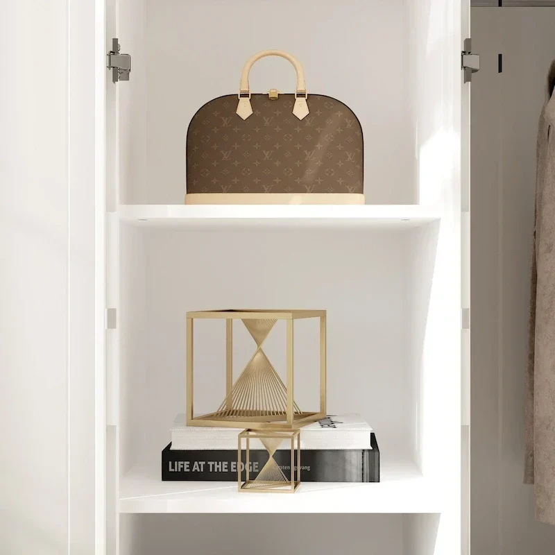 Armoire de rangement avec éclairage LED et portes entièrement vitrées, style dressing.
