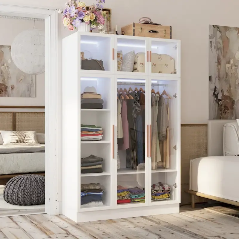 Armoire de rangement avec éclairage LED et portes entièrement vitrées, style dressing.